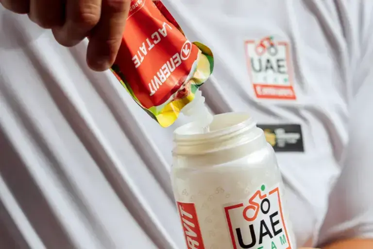 Enervit C2:1PRO Lactate Gel Mix versato nella borraccia UAE Team Emirates-XRG