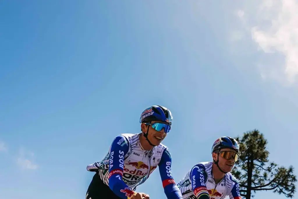 Remco Evenepoel e Florian Lipowitz insieme con la maglia Red Bull-Bora-hansgrohe