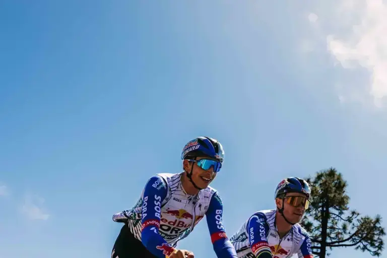 Remco Evenepoel e Florian Lipowitz insieme con la maglia Red Bull-Bora-hansgrohe