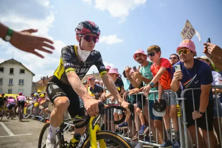 Ciclista professionista in gara prima di un infortunio alla clavicola