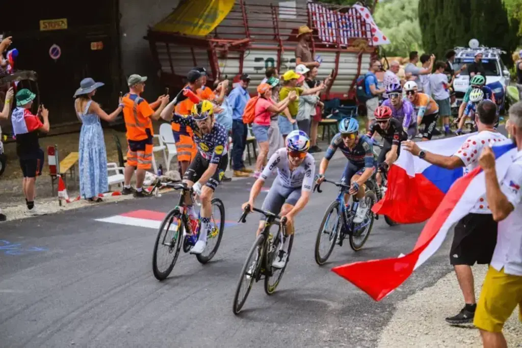 Corridori impegnati in una tappa del Tour de France
