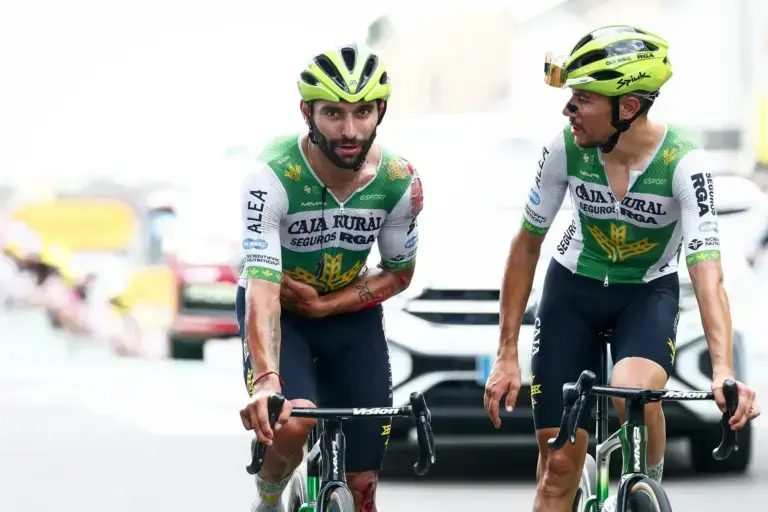 Fernando Gaviria ferito dopo la caduta nella tappa 12 del Tour de France 2026
