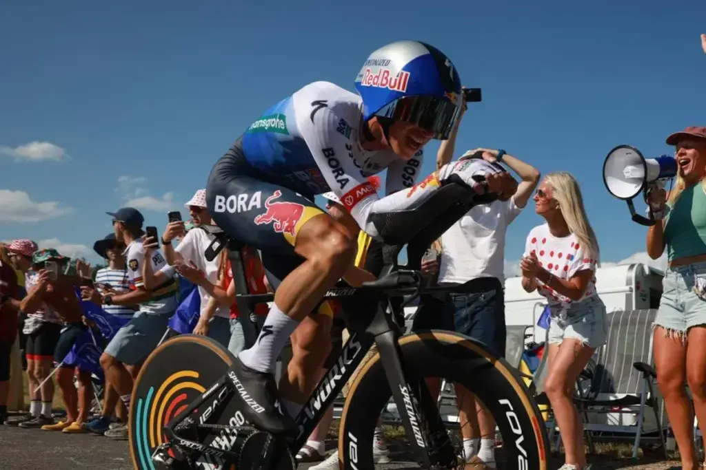 Florian Lipowitz in azione nella cronometro prima della caduta che lo ha costretto al ritiro