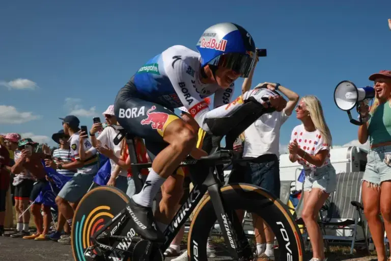 Florian Lipowitz in azione nella cronometro prima della caduta che lo ha costretto al ritiro