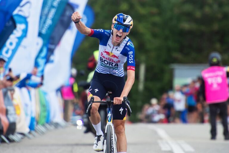 Lorenzo Finn esulta al traguardo del Sibiu Cycling Tour 2026 con Red Bull Bora hansgrohe