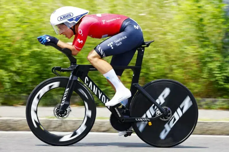 Marlen Reusser in azione a cronometro sulla Canyon con la maglia Movistar