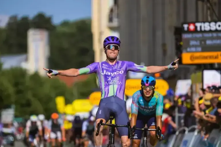 Mauro Schmid vince davanti a Harold Tejada nella tappa 13 del Tour de France 2026 a Belfort