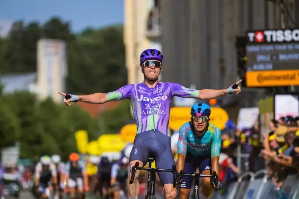 Mauro Schmid vince davanti a Harold Tejada nella tappa 13 del Tour de France 2026 a Belfort