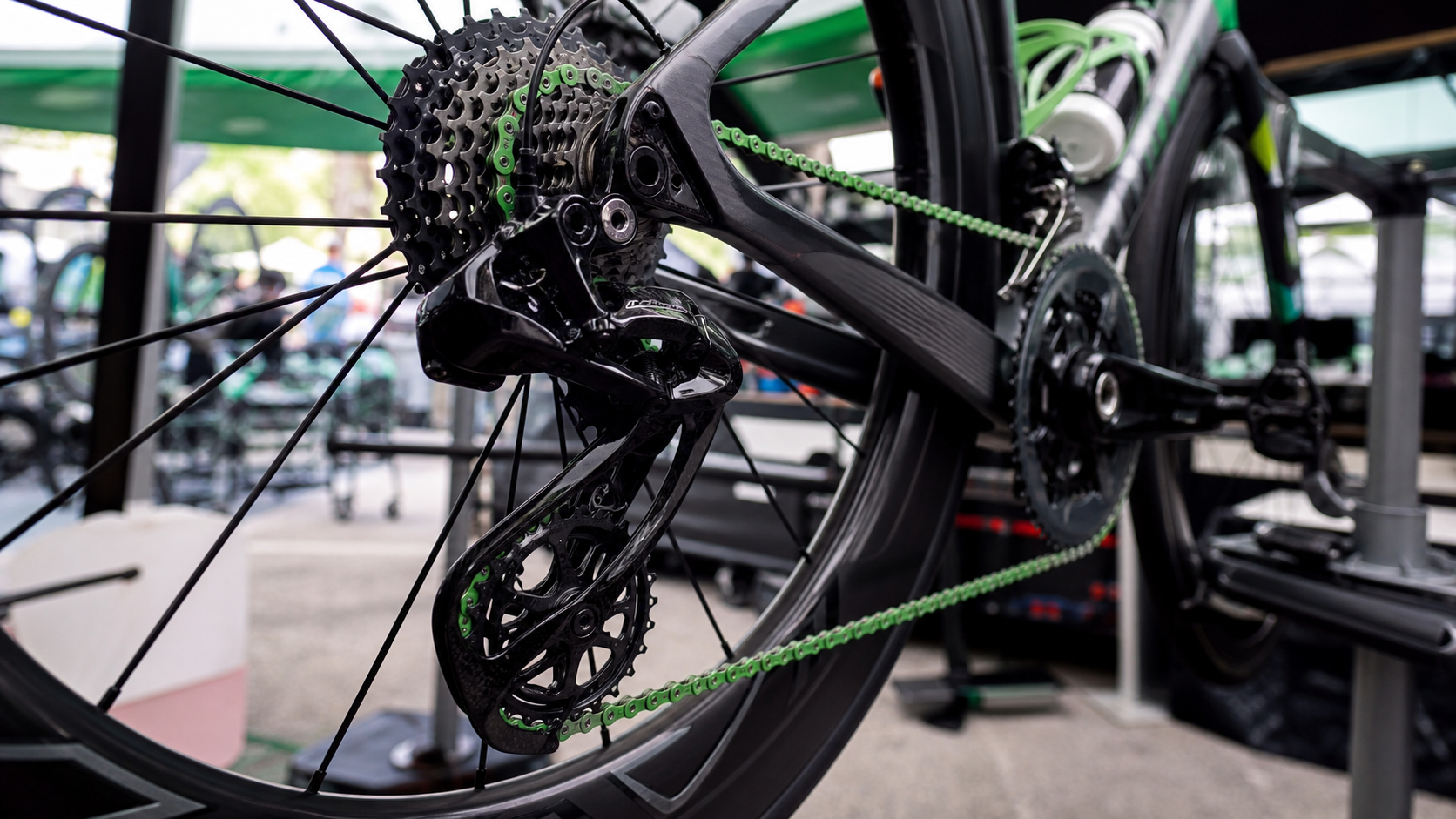 Illustrazione editoriale di trasmissione bici da corsa con catena verde e pulegge oversize