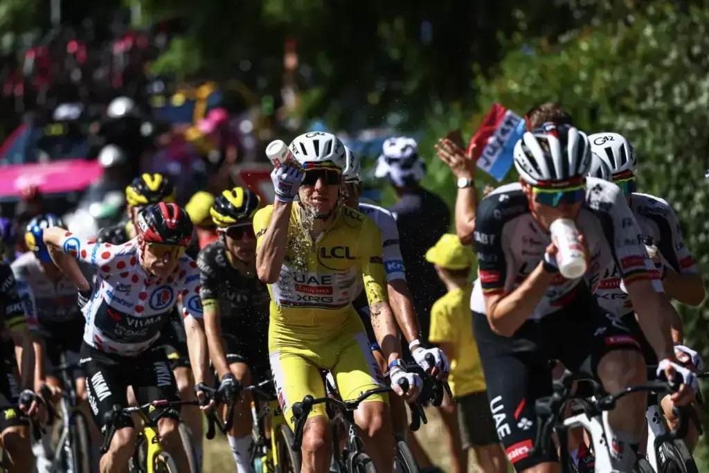 Tadej Pogačar in maglia gialla si versa acqua addosso durante il caldo al Tour de France 2026