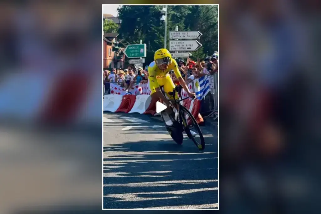 Tadej Pogačar molto inclinato nella curva in cui ha sfiorato la caduta al Tour de France 2026
