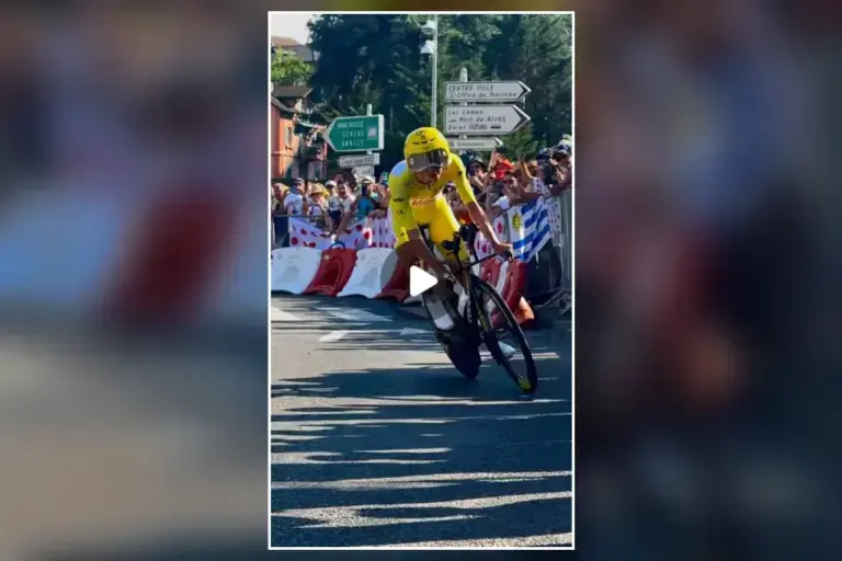 Tadej Pogačar molto inclinato nella curva in cui ha sfiorato la caduta al Tour de France 2026