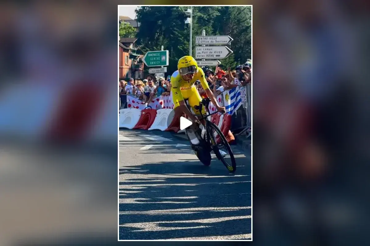 Tadej Pogačar molto inclinato nella curva in cui ha sfiorato la caduta al Tour de France 2026