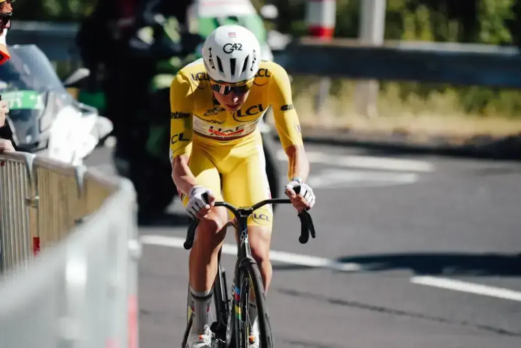 Tadej Pogačar in maglia gialla durante la tappa 10 del Tour de France 2026 verso Le Lioran