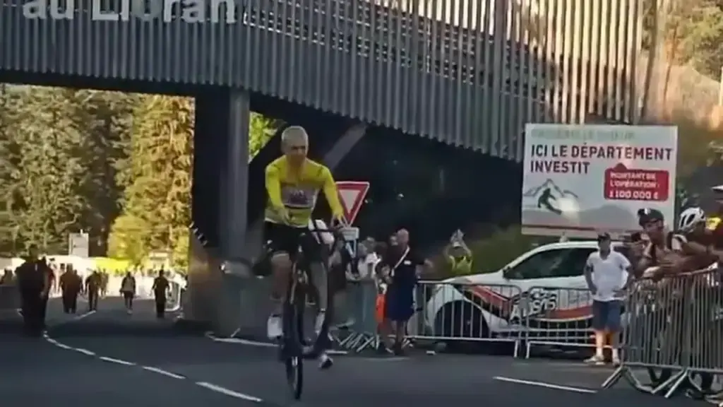 Tadej Pogačar impenna in maglia gialla a Le Lioran durante il Tour de France 2026