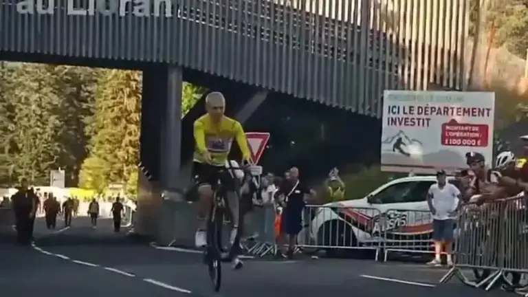 Tadej Pogačar impenna in maglia gialla a Le Lioran durante il Tour de France 2026