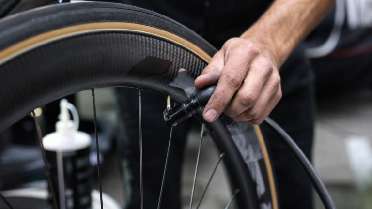 Illustrazione editoriale macro di valvola tubeless e cerchio carbonio da bici da corsa