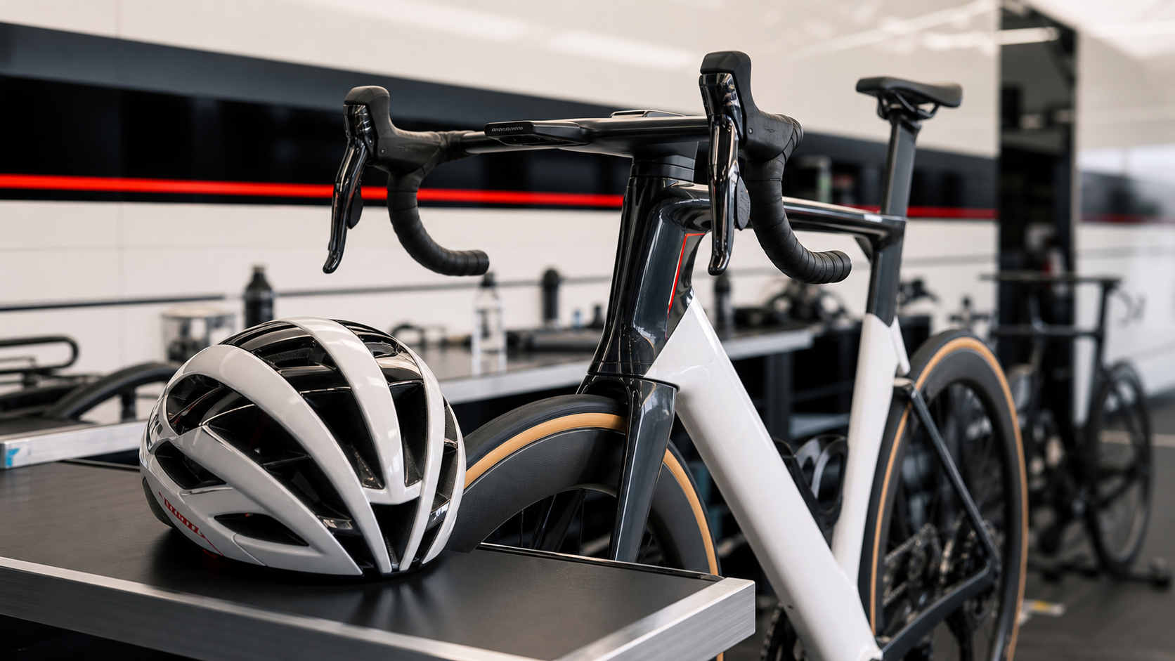 Illustrazione editoriale di casco aero e bici da corsa su banco tecnico nel paddock del Tour de France 2026