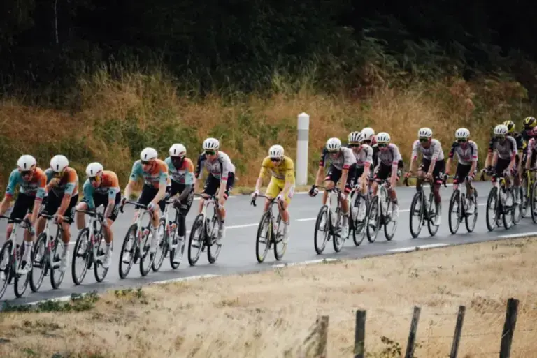 Il gruppo del Tour de France 2026, simbolo della ricerca di nuovi sponsor nel ciclismo