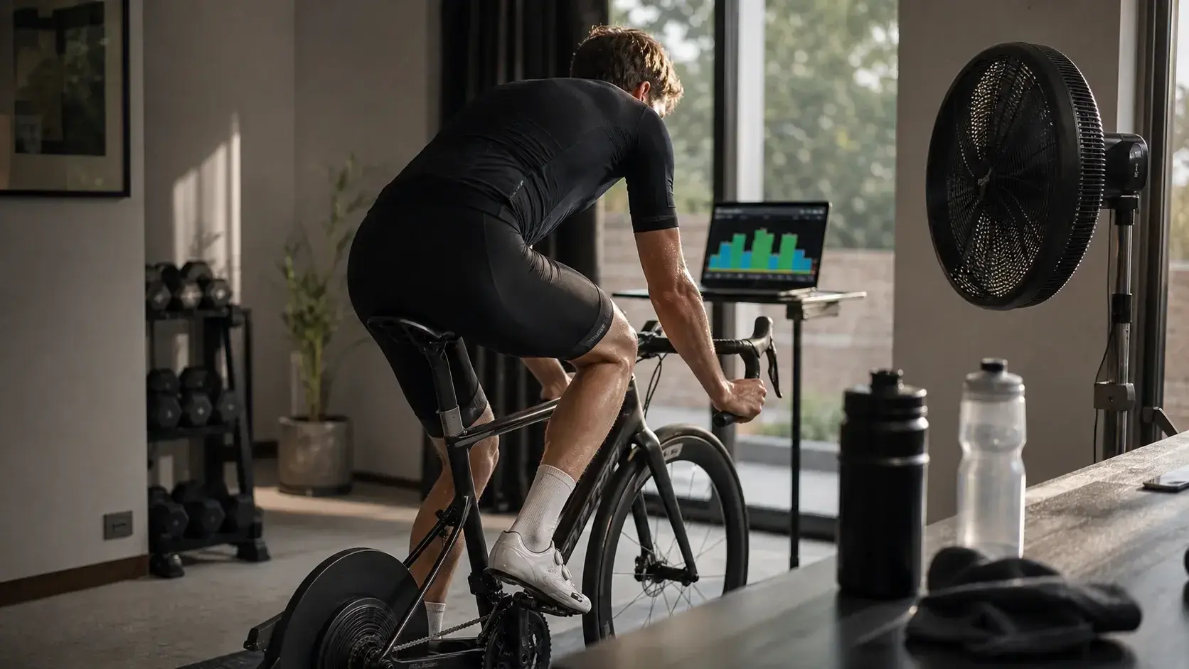 Ciclista sui rulli durante un allenamento sweet spot