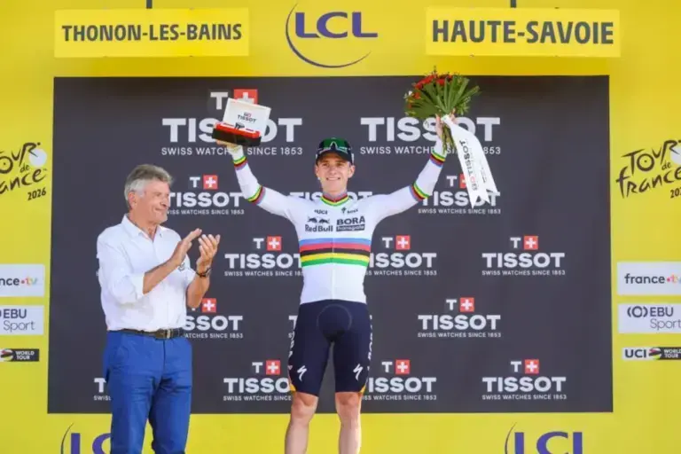 Remco Evenepoel sul podio dopo la vittoria nella cronometro della tappa 16 del Tour de France 2026