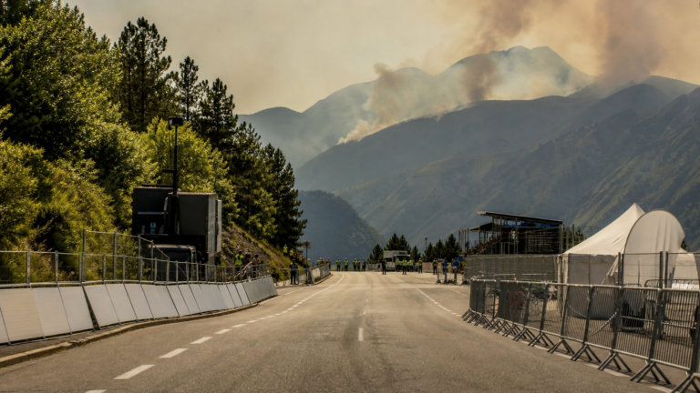 Illustrazione editoriale di una strada del Tour de France chiusa al pubblico per caldo e incendi