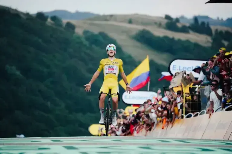 Tadej Pogačar celebra la vittoria della tappa 14 del Tour de France 2026 a Le Markstein