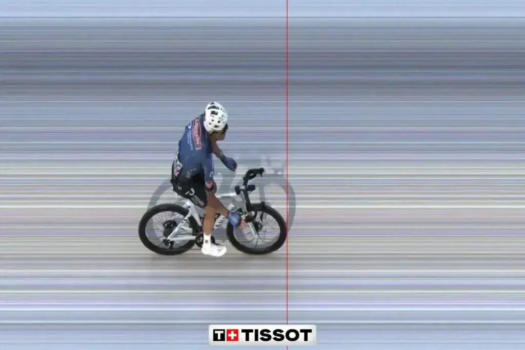 Jasper Philipsen vince al fotofinish la tappa 17 del Tour de France 2026 a Voiron