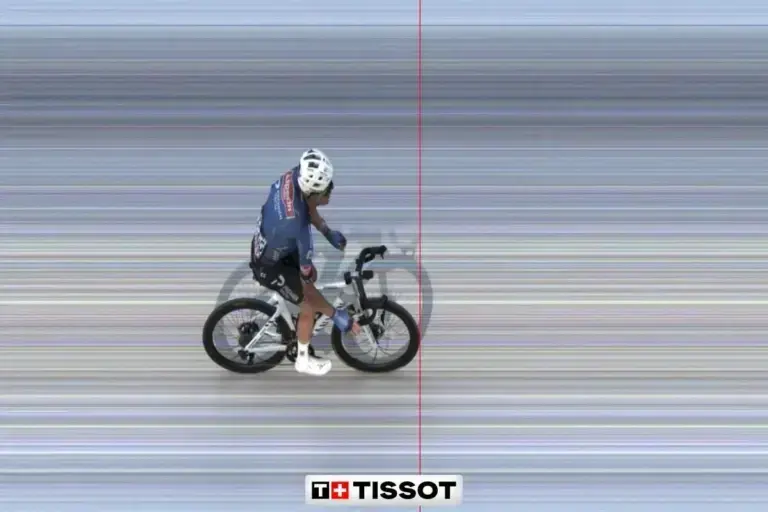 Jasper Philipsen vince al fotofinish la tappa 17 del Tour de France 2026 a Voiron