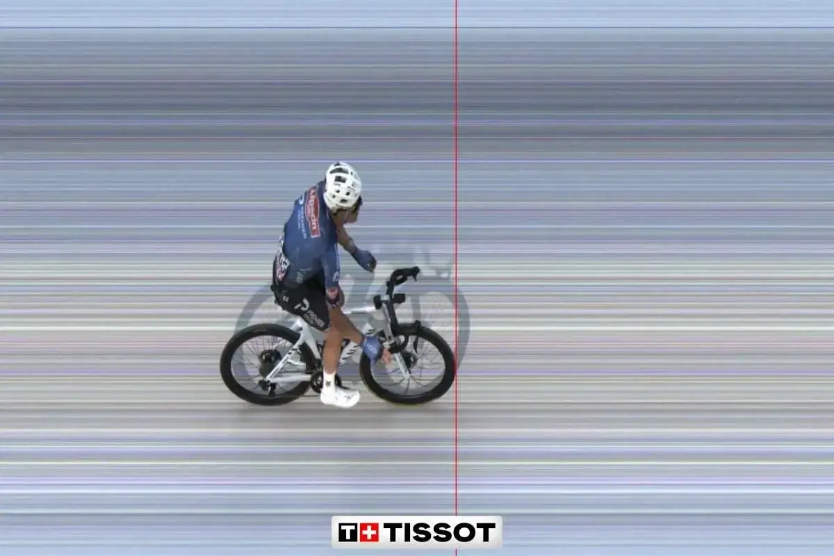 Jasper Philipsen vince al fotofinish la tappa 17 del Tour de France 2026 a Voiron