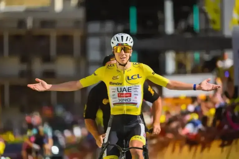 Tadej Pogačar vincitore della tappa 19 del Tour de France 2026