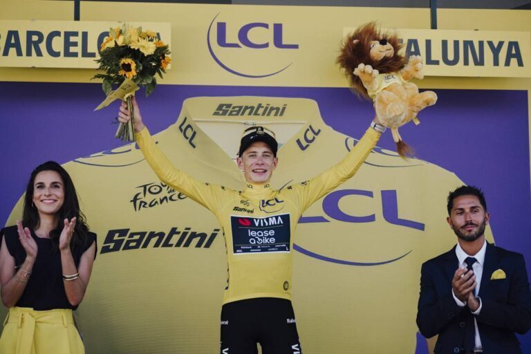 Jonas Vingegaard in maglia gialla dopo la tappa 2 del Tour de France 2026 a Barcellona