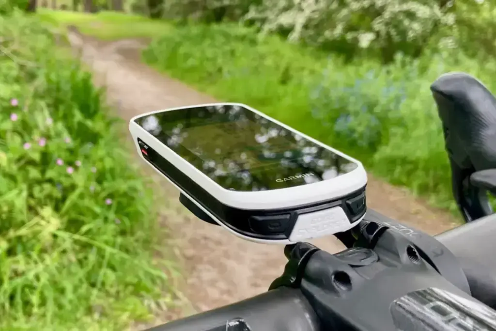 Ciclocomputer montato sul manubrio di una bici da corsa, soggetto alle nuove regole UCI