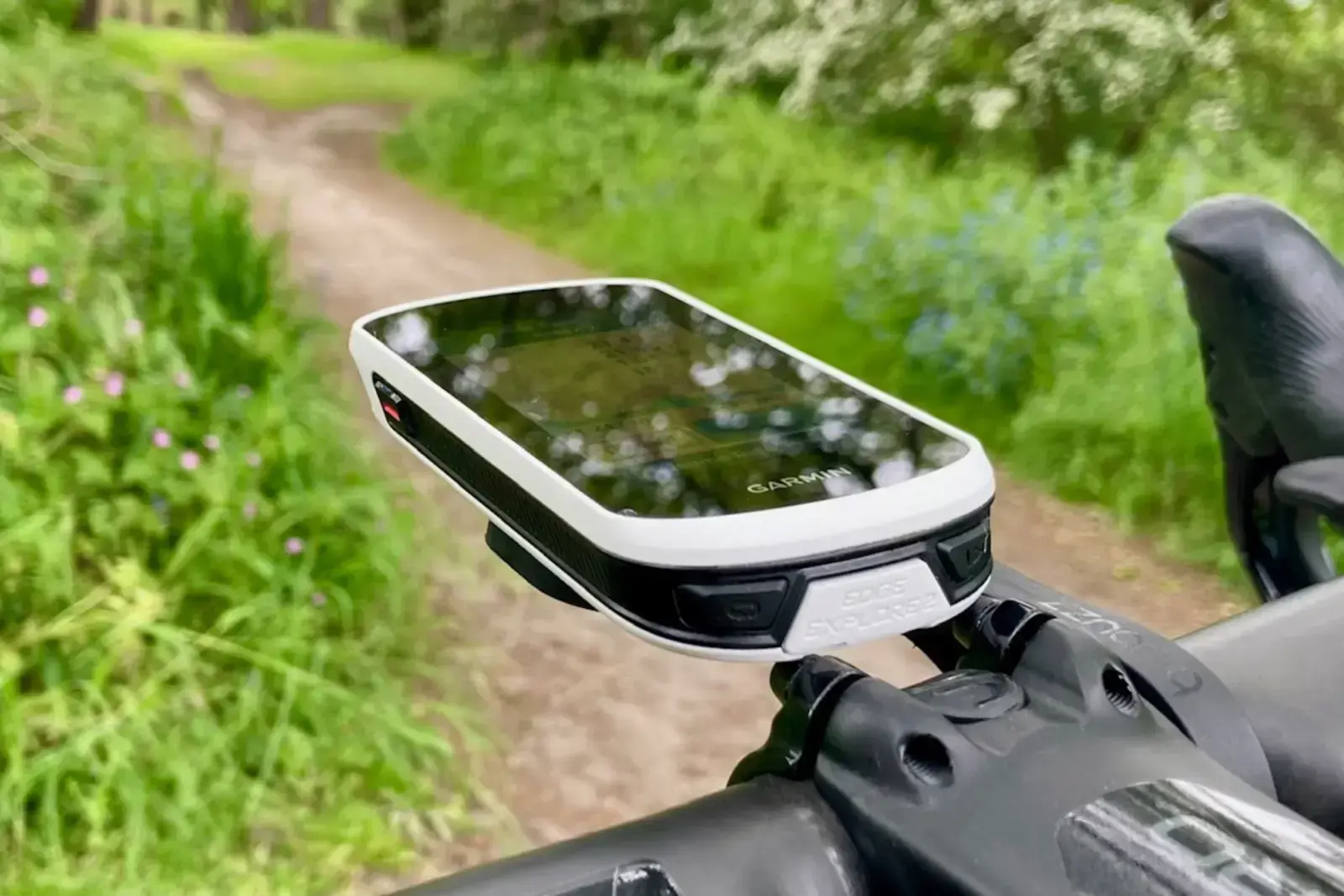 Ciclocomputer montato sul manubrio di una bici da corsa, soggetto alle nuove regole UCI
