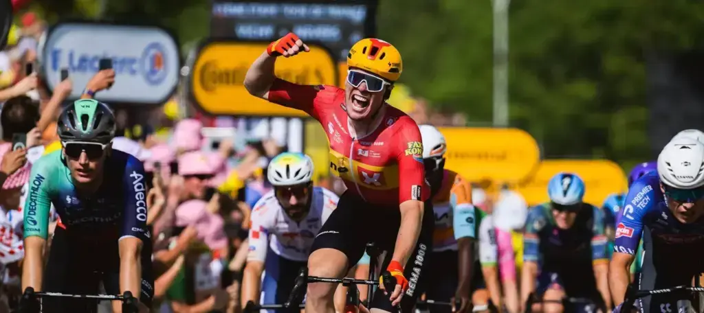 Søren Wærenskjold esulta vincendo la tappa 11 del Tour de France 2026 a Nevers