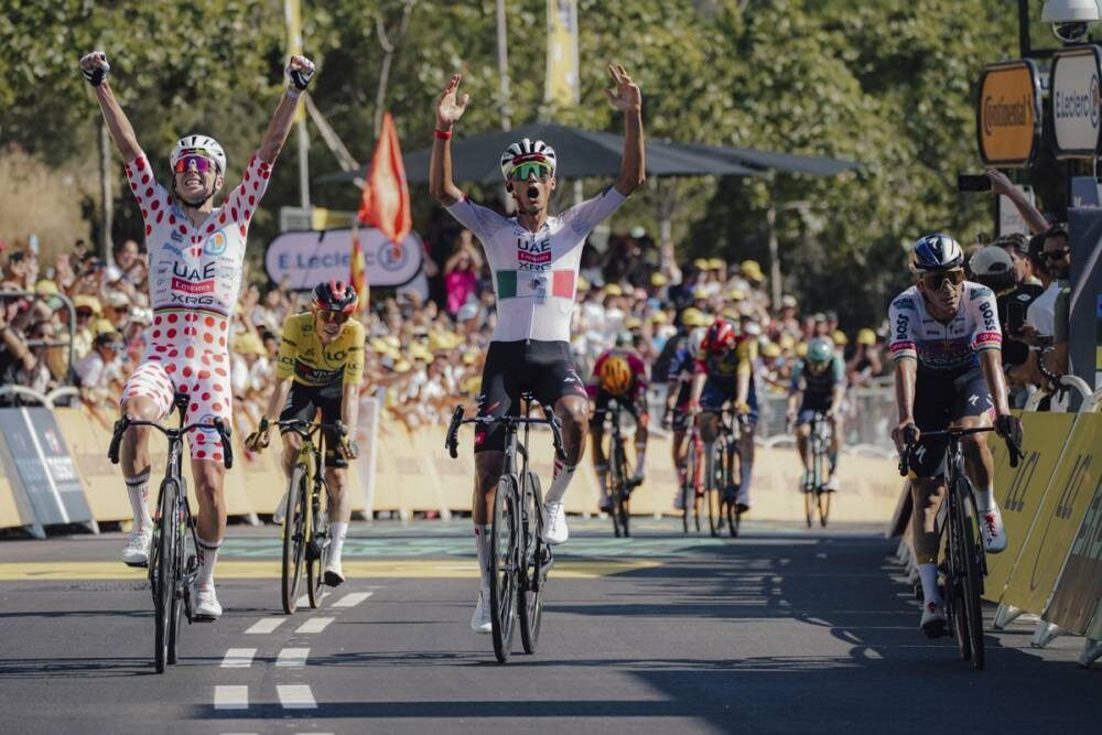 Isaac Del Toro vince la tappa 2 del Tour de France 2026 davanti a Tadej Pogacar e Remco Evenepoel