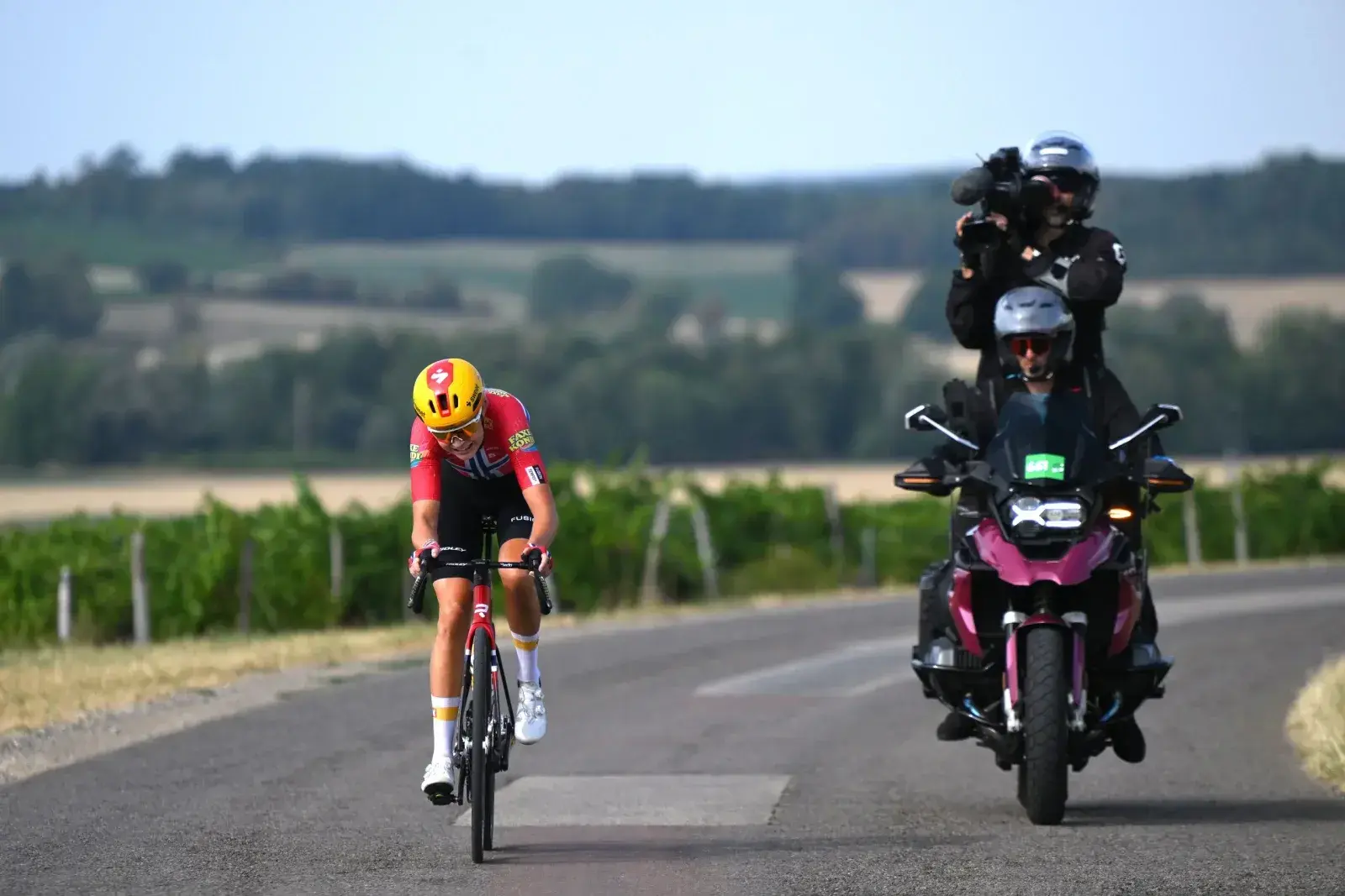 Sigrid Haugset in fuga accanto a una moto TV durante la tappa 3 del Tour de France Femmes 2026