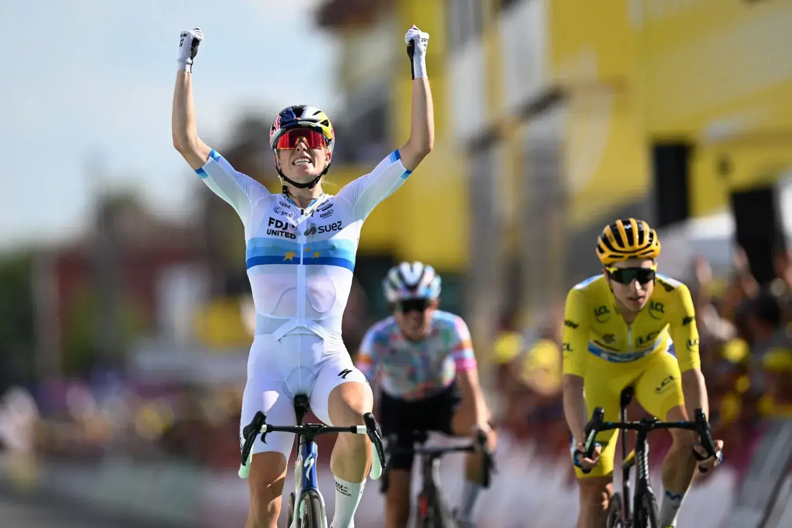 Demi Vollering vince la tappa 5 del Tour de France Femmes 2026 davanti a Reusser e Niewiadoma