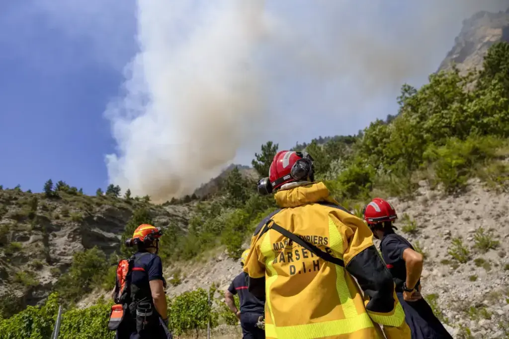 Vigili del fuoco controllano un incendio nell’area attraversata dal Tour de France Femmes 2026