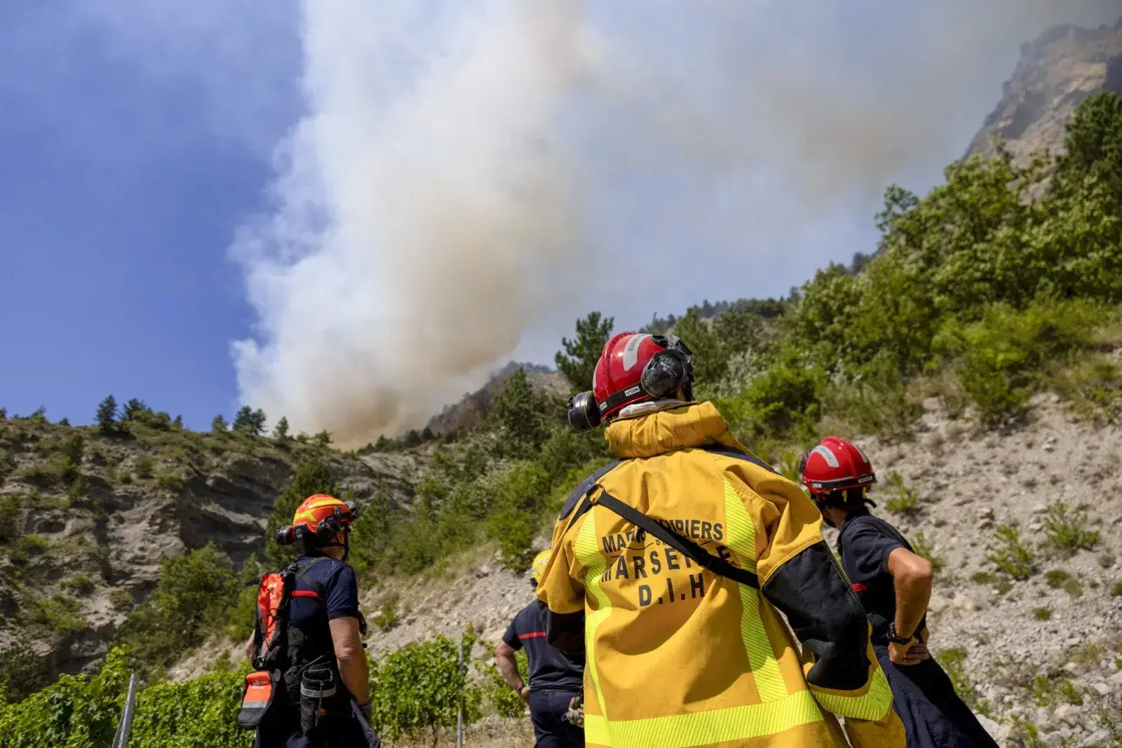 Vigili del fuoco controllano un incendio nell’area attraversata dal Tour de France Femmes 2026