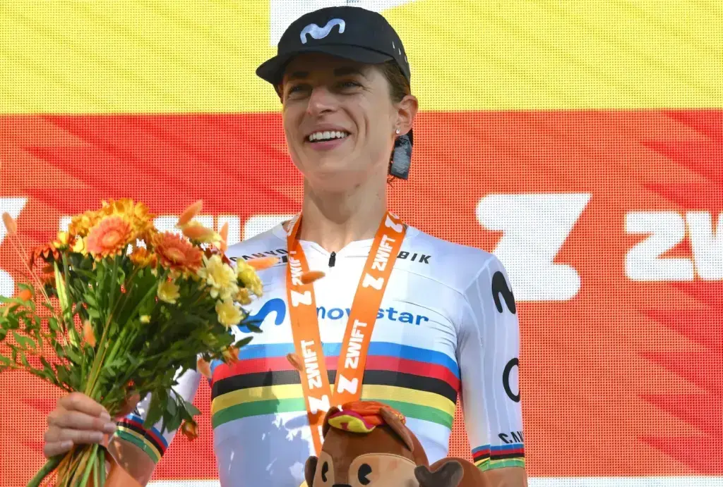 Marlen Reusser sul podio dopo la vittoria nella cronometro della tappa 4 del Tour de France Femmes 2026