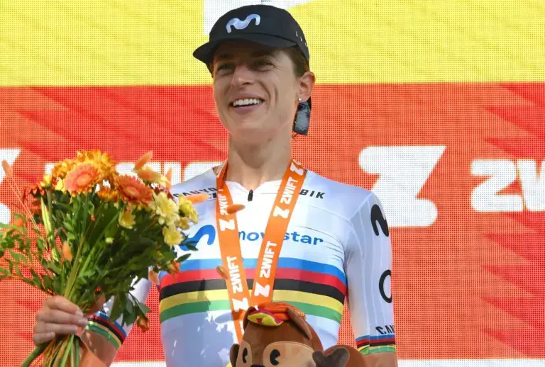 Marlen Reusser sul podio dopo la vittoria nella cronometro della tappa 4 del Tour de France Femmes 2026
