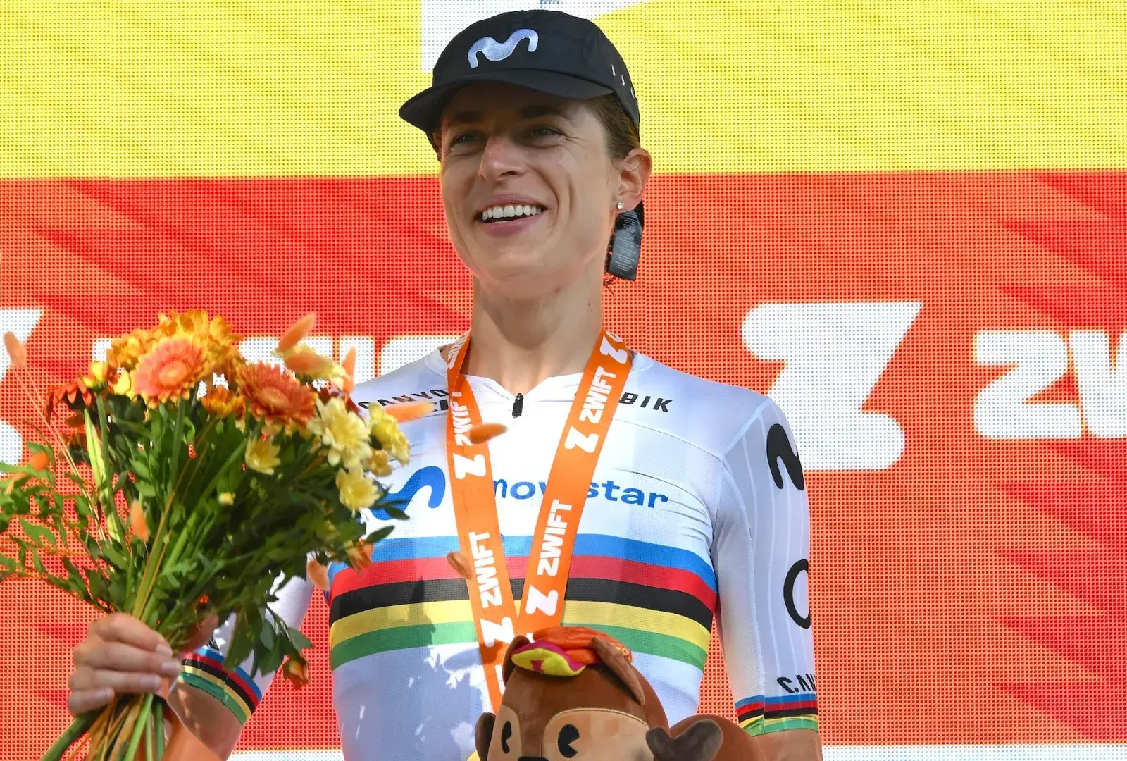 Marlen Reusser sul podio dopo la vittoria nella cronometro della tappa 4 del Tour de France Femmes 2026