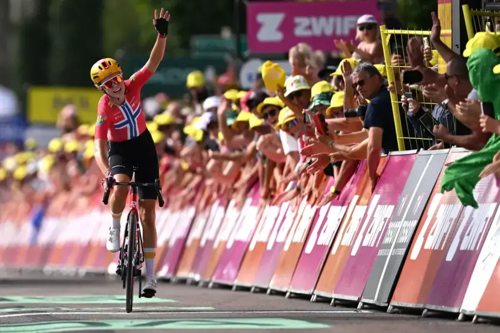 Sigrid Haugset vince in solitaria la tappa 3 del Tour de France Femmes 2026 a Poligny