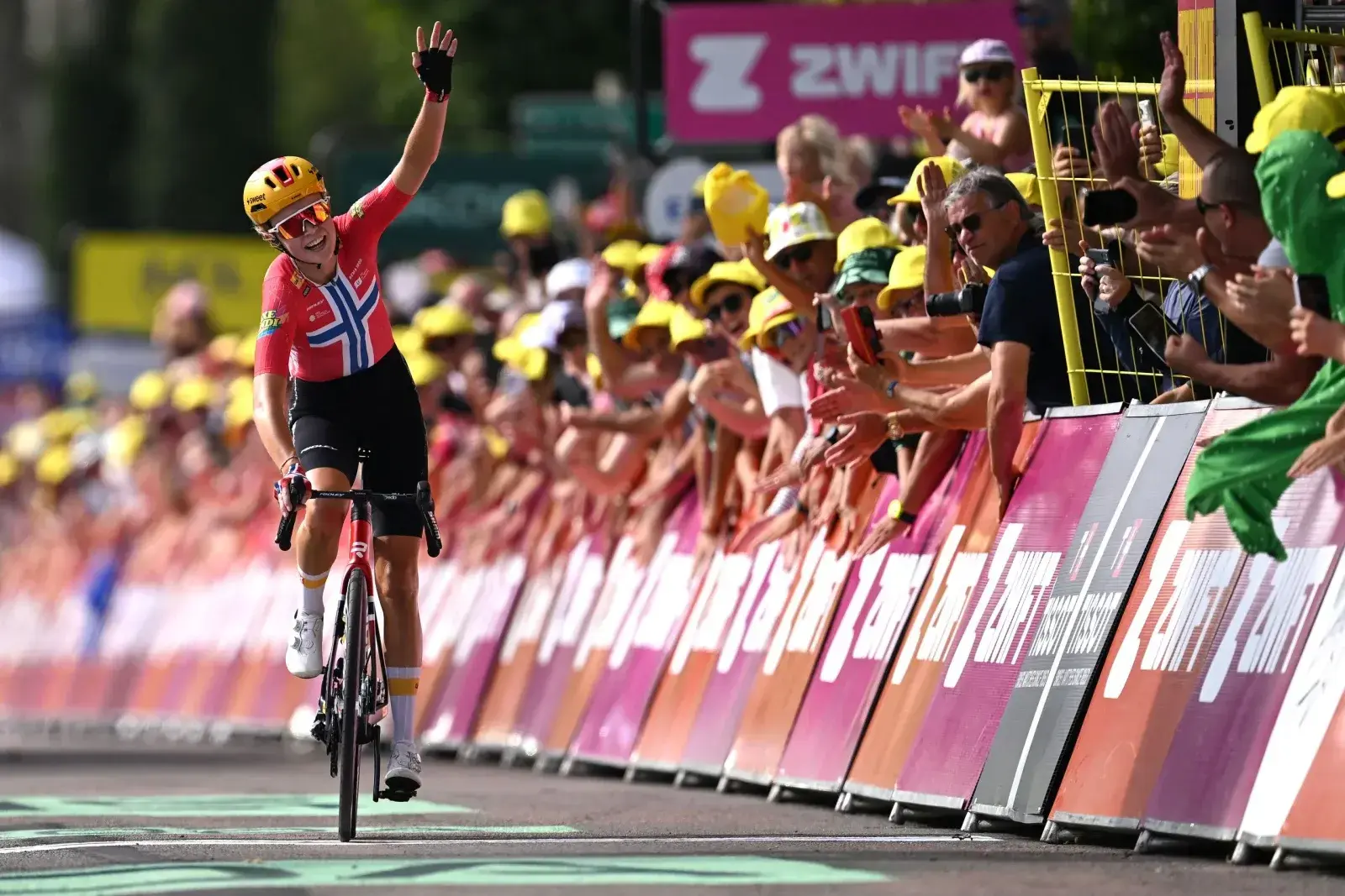 Sigrid Haugset vince in solitaria la tappa 3 del Tour de France Femmes 2026 a Poligny