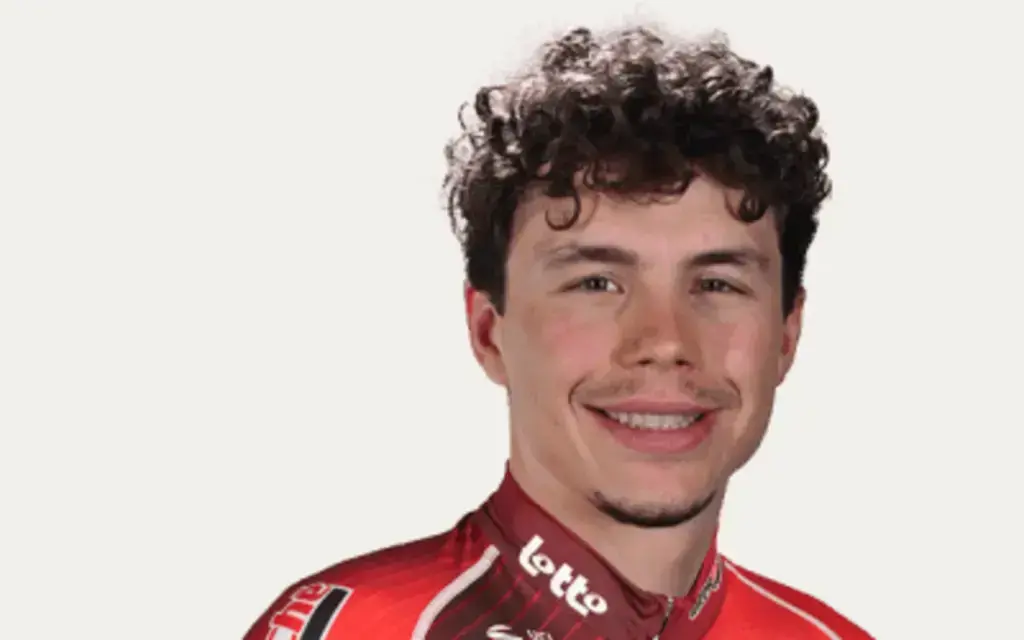 Arnaud De Lie, ritratto ufficiale con la maglia Lotto Intermarche al Tour de France 2026