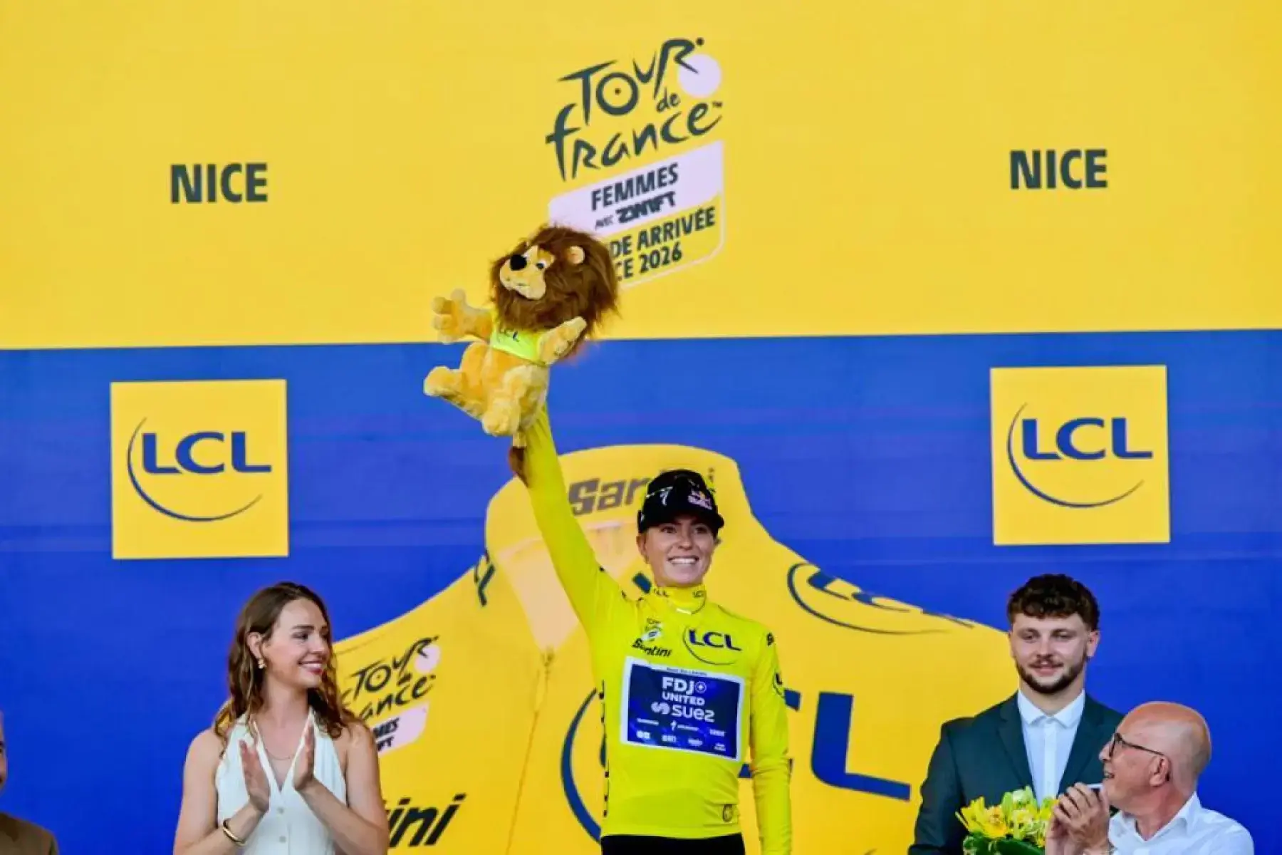 Demi Vollering in maglia gialla sul podio della tappa 9 del Tour de France Femmes 2026 a Nizza