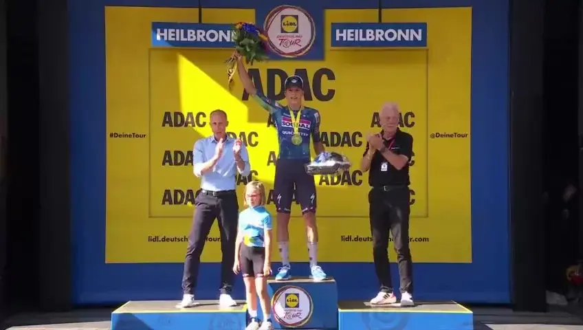 Paul Magnier sul podio di Heilbronn dopo la vittoria nella tappa 4 della Deutschland Tour 2026