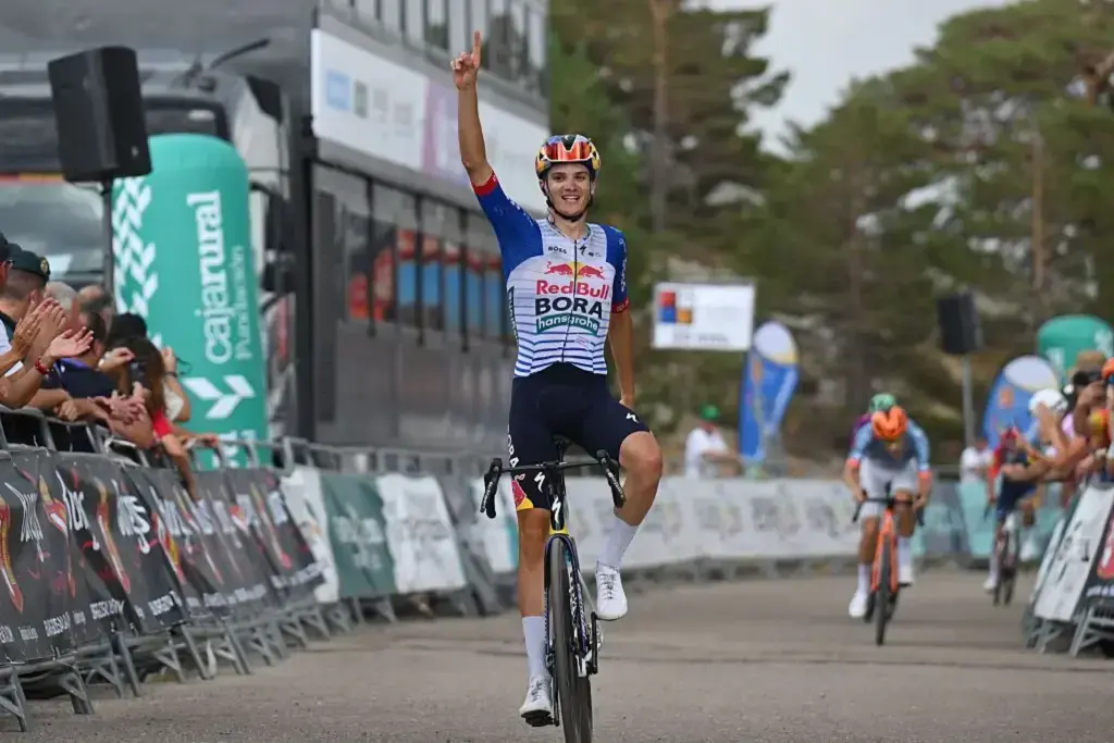 Giulio Pellizzari esulta dopo la vittoria della tappa finale della Vuelta a Burgos 2026 alle Lagunas de Neila