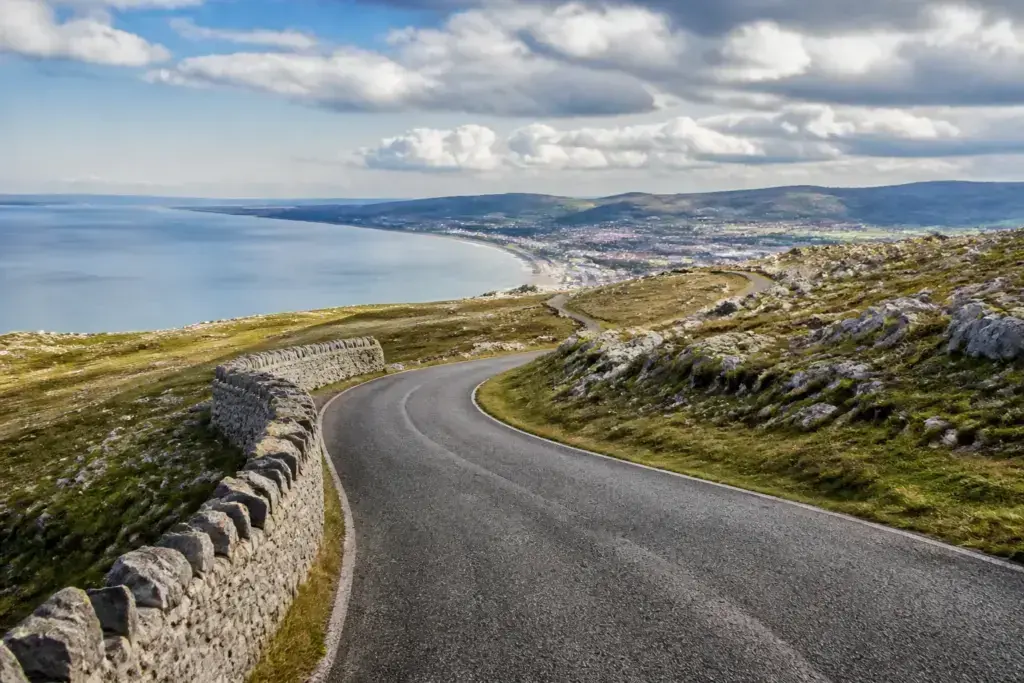 Illustrazione editoriale del Great Orme sopra Llandudno, arrivo della tappa 3 del Tour of Britain Women 2026